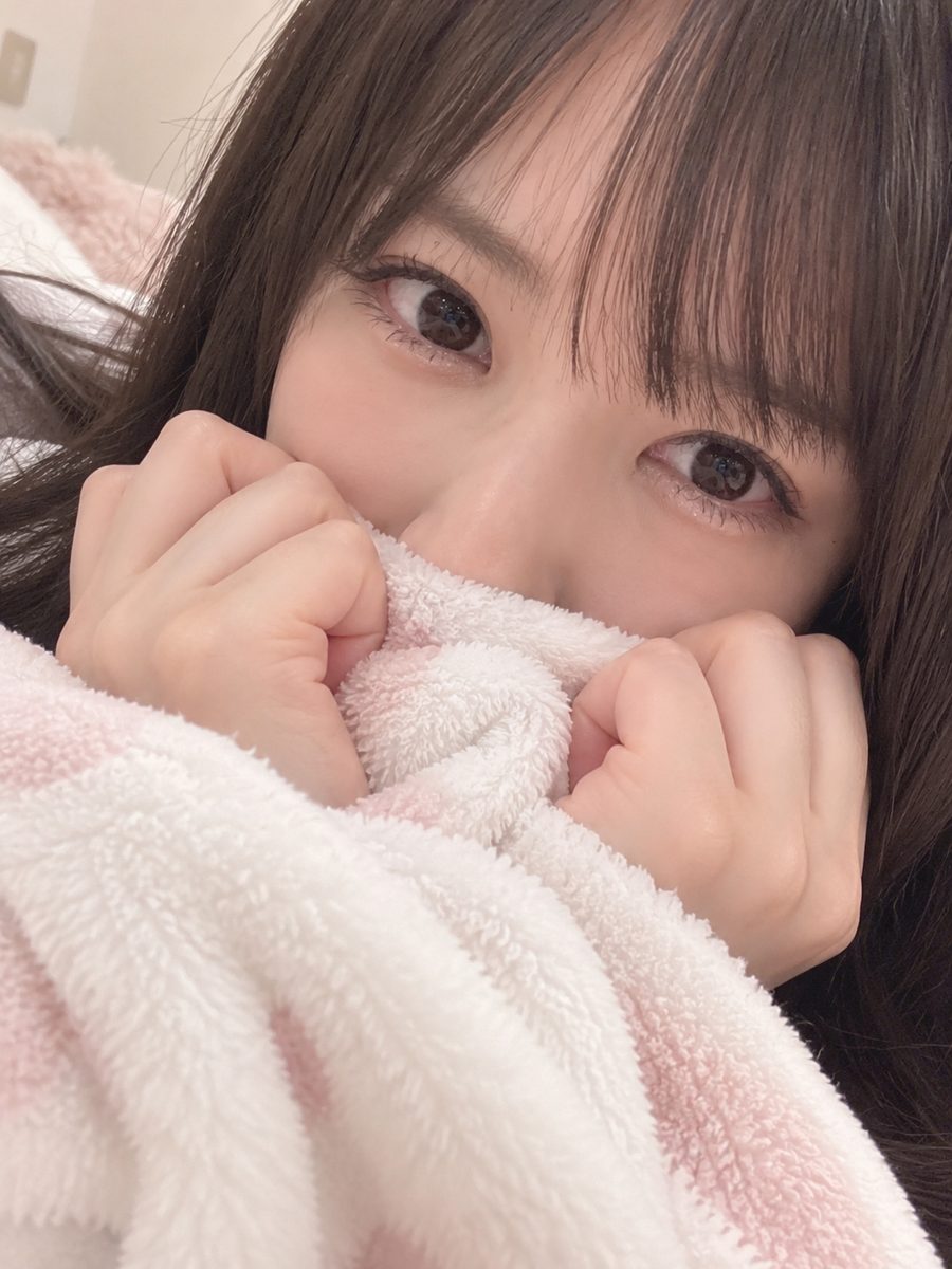 スマホを見て微笑む女性のイメージ